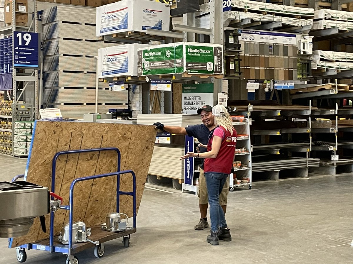 Mandy talking to our Pro’s about #MVP Rewards making sure everybody get’s in the Club! #Severn #Grinding #Rewards <a href="/JMB_Burnett/">Jeffrey “JB“ Burnett</a> <a href="/DCT0813MD/">Dante Thomas</a> <a href="/Chris34585477/">Chris</a>