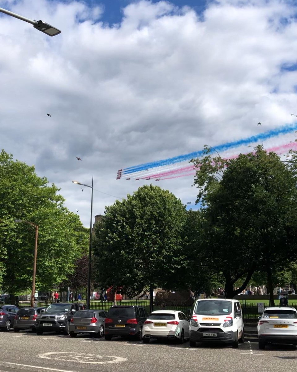 jackiedunbar82's tweet photo. @RoyalFamily The Red Arrows flying over Edinburgh for King Charles & Queen Camilla visit #redarrows #edinburgh #standrewsquare #kingcharles 🏴🇬🇧 https://t.co/rXcvR1pJKs