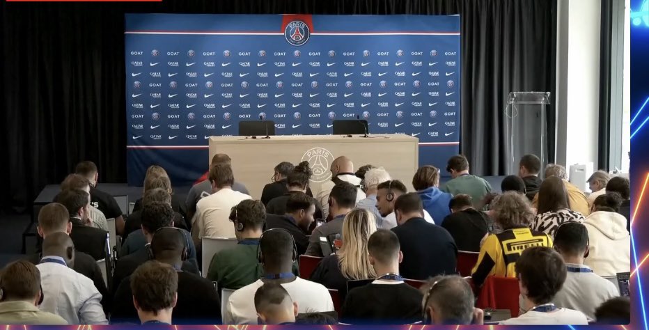 Rueda de prensa del PSG y una camiseta de Peñarol presente.