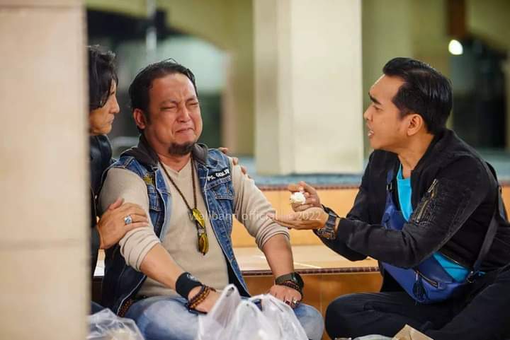 Momokyara1996's tweet image. This Cursed Famous Emirati Singers Spoon of rice Want to be Censored 

#waliband