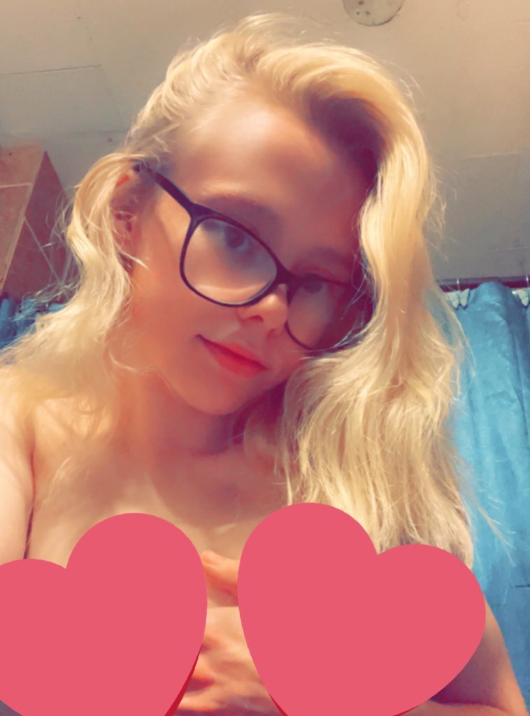 cassandra__rae's tweet photo. Who wants some content today 🤭 
#selling_content #petiteblonde #milf https://t.co/LRIUOu0qUZ