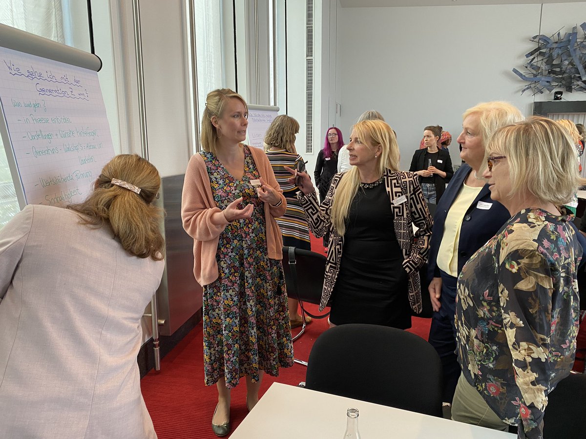 ihk_hannover's tweet image. Christian Bredlow hat heute einen Impulsvortrag beim Treffen unseres #Frauennetzwerk s gehalten. Nach der Inspiration rund um #Workstyle, #GenZ - und wo ist der #Bürohund? tauschen sich die Unternehmerinnen gerade im World Café Modus über Ihre Erfahrungen mit der #GenZ aus.
 (gt)
