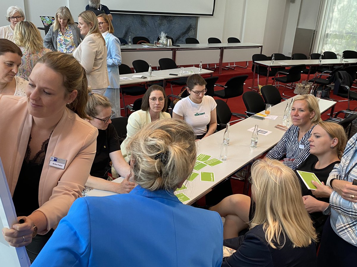 ihk_hannover's tweet image. Christian Bredlow hat heute einen Impulsvortrag beim Treffen unseres #Frauennetzwerk s gehalten. Nach der Inspiration rund um #Workstyle, #GenZ - und wo ist der #Bürohund? tauschen sich die Unternehmerinnen gerade im World Café Modus über Ihre Erfahrungen mit der #GenZ aus.
 (gt)