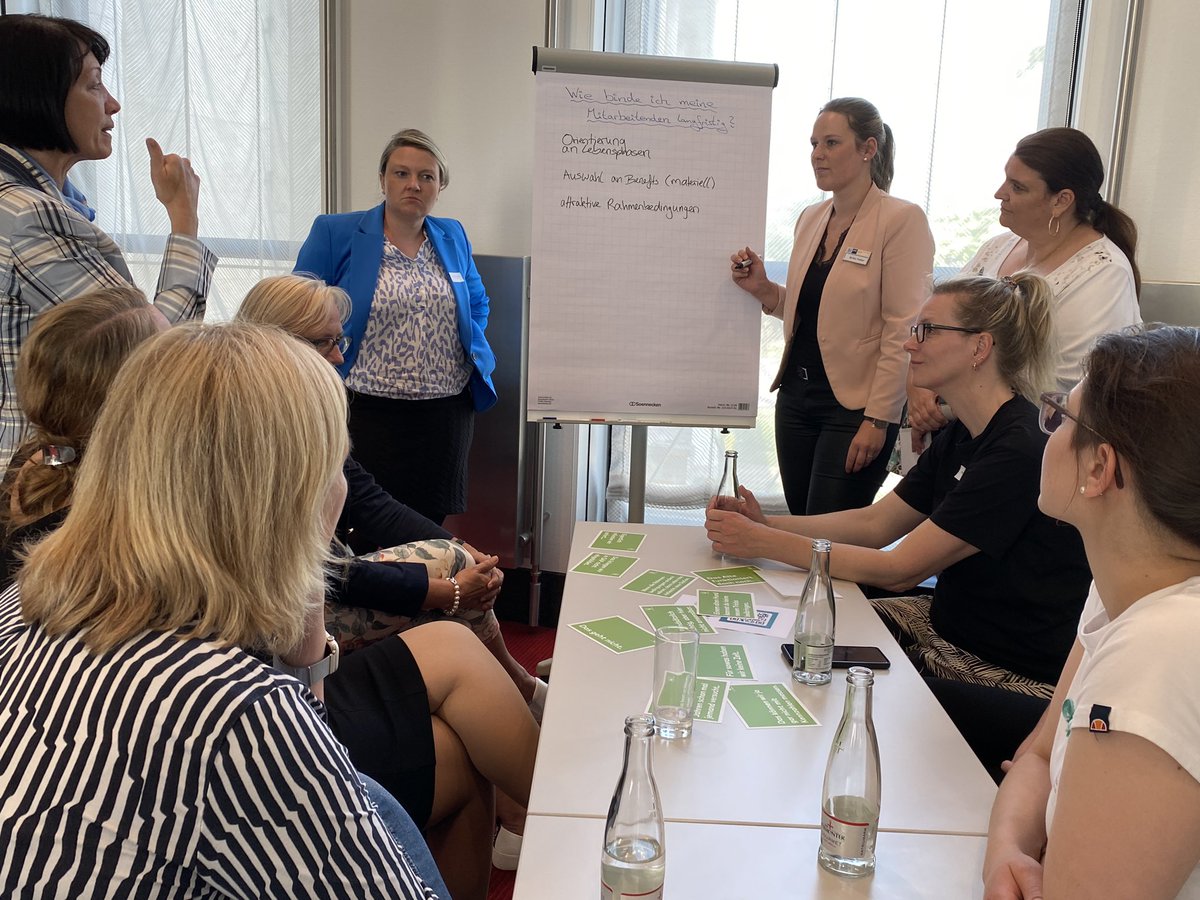 ihk_hannover's tweet image. Christian Bredlow hat heute einen Impulsvortrag beim Treffen unseres #Frauennetzwerk s gehalten. Nach der Inspiration rund um #Workstyle, #GenZ - und wo ist der #Bürohund? tauschen sich die Unternehmerinnen gerade im World Café Modus über Ihre Erfahrungen mit der #GenZ aus.
 (gt)