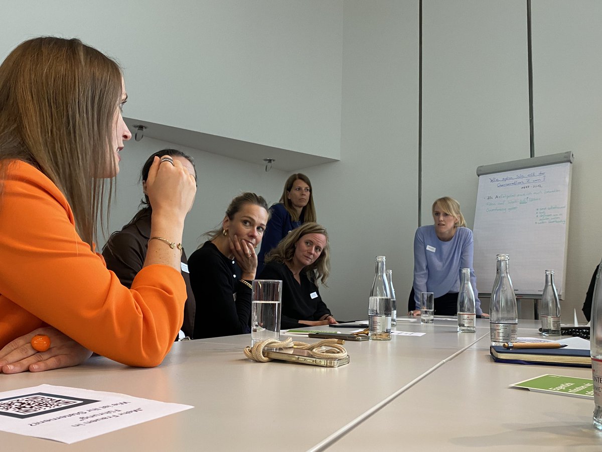 ihk_hannover's tweet image. Christian Bredlow hat heute einen Impulsvortrag beim Treffen unseres #Frauennetzwerk s gehalten. Nach der Inspiration rund um #Workstyle, #GenZ - und wo ist der #Bürohund? tauschen sich die Unternehmerinnen gerade im World Café Modus über Ihre Erfahrungen mit der #GenZ aus.
 (gt)