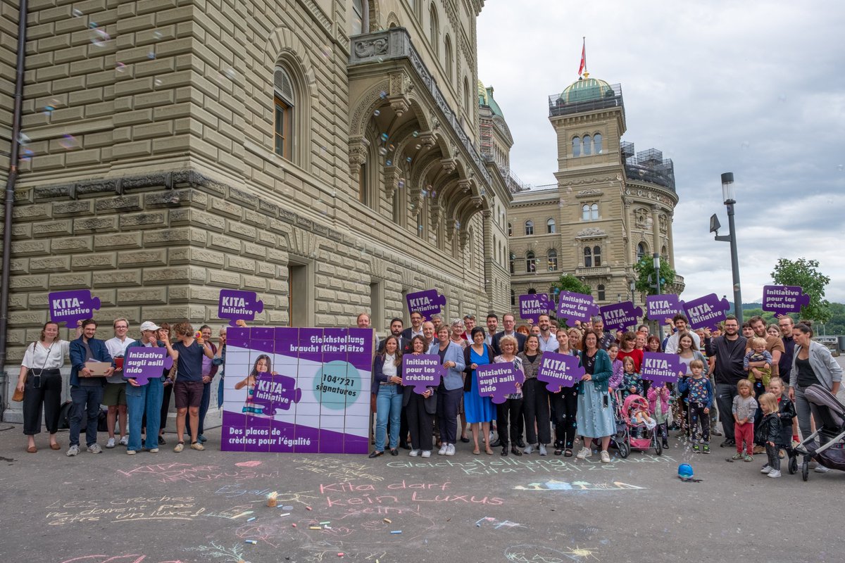 Une pièce importante du puzzle pour l'égalité : avec de nombreux partenaires, nous avons déposé l'initiative sur les crèches — pour suffisamment de places de crèche abordables et une meilleure conciliation entre vie familiale et professionnelle ! 💪🥳

sp-ps.ch/fr/artikel/ini…