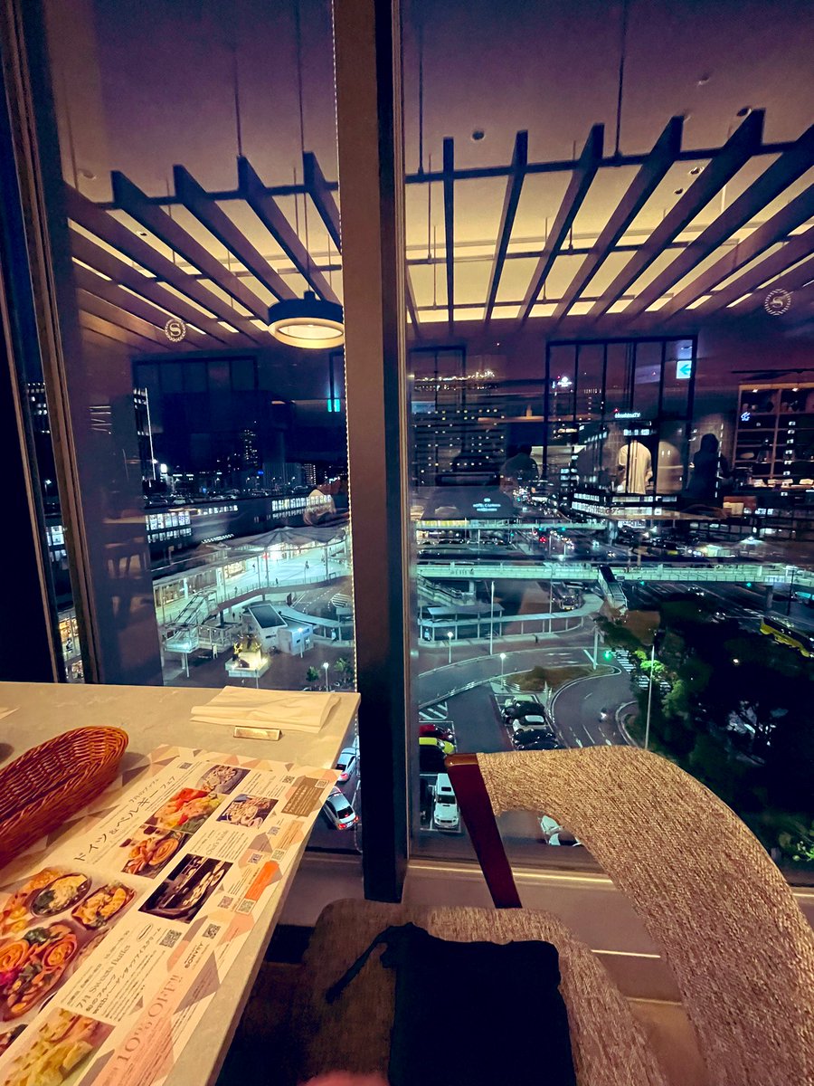 MTRUST0825's tweet photo. 税理士との食事会にて
#シャラトングランドホテル広島
食事も種類豊富なバイキング🍴
景色も最高でした😀
アルコールは一杯1300⁉️ https://t.co/HhDMkzeoql