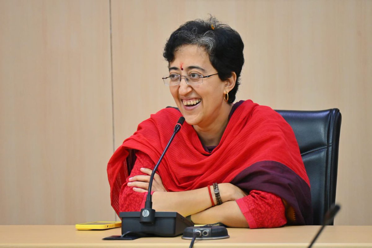 AtishiAAP's tweet photo. दिल्ली सरकार की आँगनवाड़ियों को और बेहतर बनाने के क्रम में आज फ़ील्ड अधिकारियों के साथ लंबी बातचीत कर उनसे उनके सुझाव लिए।

.@ArvindKejriwal सरकार युद्धस्तर पर सुनिश्चित कर रही है कि शुरुआती सालों में दिल्ली के हर बच्चे को बेहतर शिक्षा, देखभाल और पोषण मिल सकें। https://t.co/r5i5cXrSpp