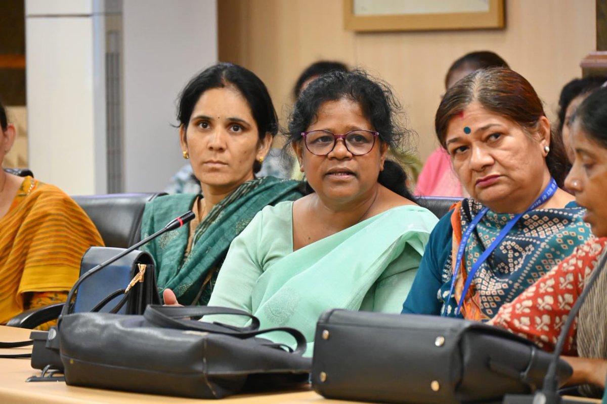 AtishiAAP's tweet photo. दिल्ली सरकार की आँगनवाड़ियों को और बेहतर बनाने के क्रम में आज फ़ील्ड अधिकारियों के साथ लंबी बातचीत कर उनसे उनके सुझाव लिए।

.@ArvindKejriwal सरकार युद्धस्तर पर सुनिश्चित कर रही है कि शुरुआती सालों में दिल्ली के हर बच्चे को बेहतर शिक्षा, देखभाल और पोषण मिल सकें। https://t.co/r5i5cXrSpp