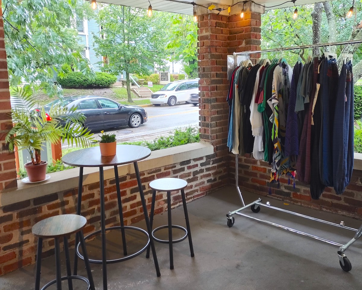 junipergallery's tweet photo. We're having a Porch Sale throughout July! We have lots of fun, NEW summertime merchandise each week, so be sure to check out our Artisan Shop when you need a special handmade gift! And don’t miss out on our discounted sale items on the front porch and back deck! https://t.co/fGwTbniNDH