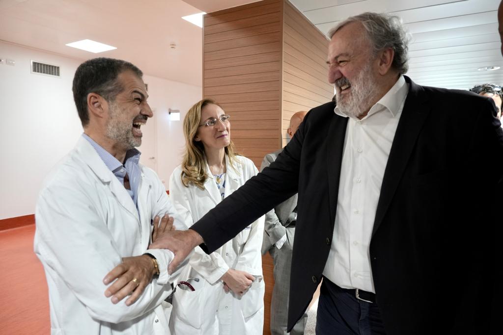 micheleemiliano's tweet photo. 27mila metri quadri, 200 posti letto e percorsi d'accesso anche per persone diversamente abili: questo è il nuovo complesso del #PoliclinicodiBari, #Asclepios3, pronto ad accogliere nuovi pazienti.
Ho voluto questo sopralluogo per ringraziare tutto il personale coinvolto. https://t.co/m7jvnmZZCd