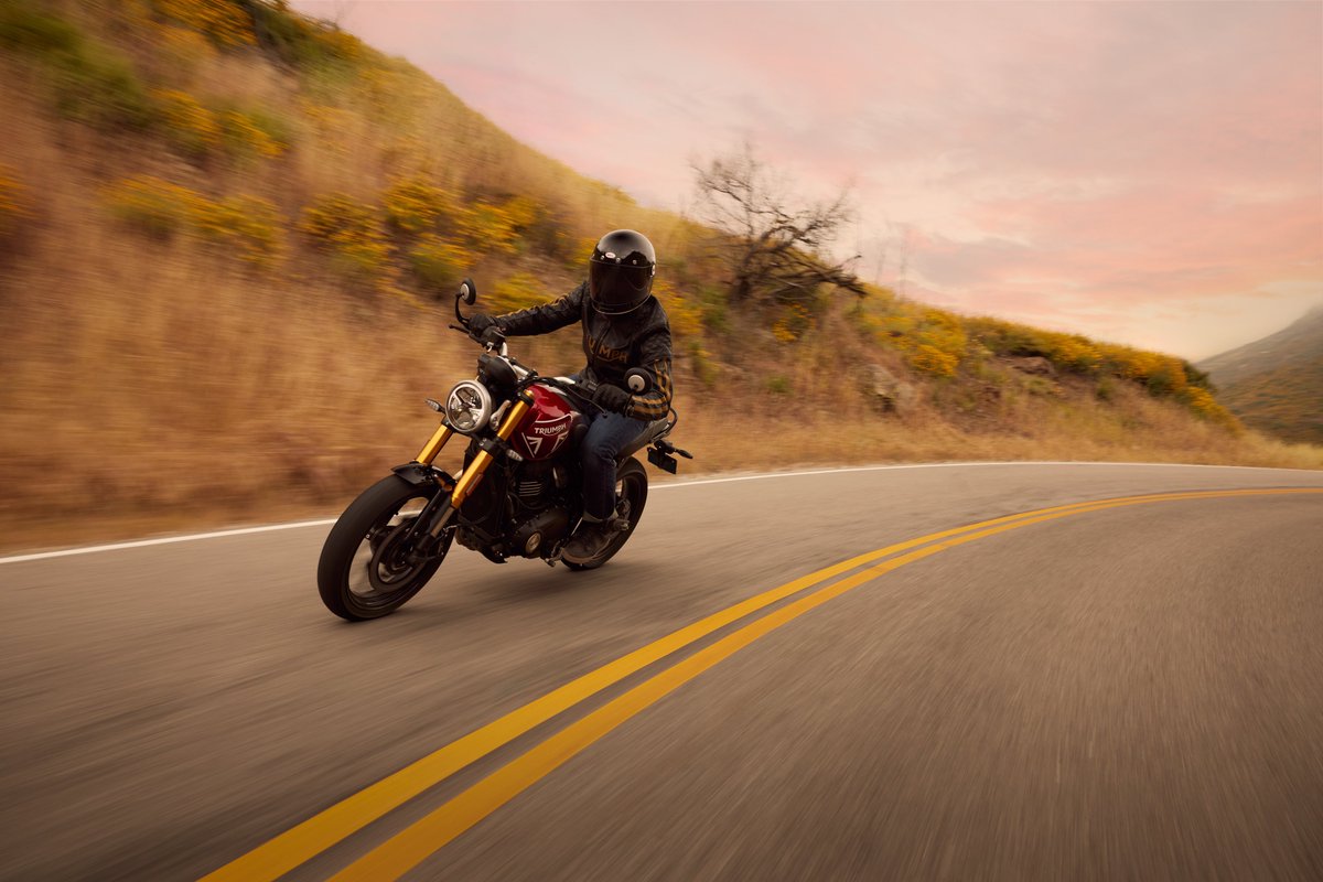 MotoringPulse's tweet photo. @IndiaTriumph has launched the Speed 400 at INR 2,33,000 ex-showroom. Also, for the first 10,000 bookings, the price is INR 2,23,000. The price of the Scrambler 400 X, to become available in October, will be announced later. Speed 400 will be available in showrooms from mid July. https://t.co/bItely9IC1