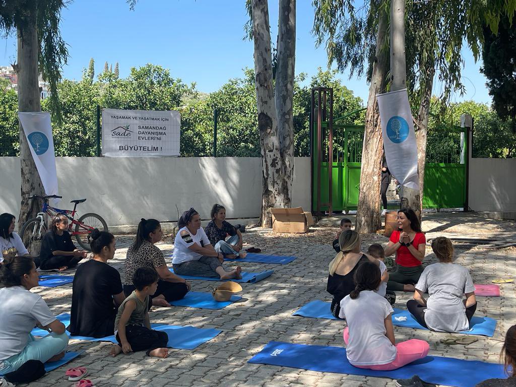 YODA_Resmi's tweet photo. Samandağ Dayanışma Şenlikleri kapsamında “Yeni bir yaşam filizleniyor” mottosuyla biz de YODA olarak mahalle şenliklerinde gönüllü yoga atölyeleri düzenledik. Onlarca kadının katılımı ile BİR olmanın dayanılmaz mutluluğunu yaşadık. YODA ile İyilik Yayılsın! #YODA https://t.co/6V8kVy1Qvf