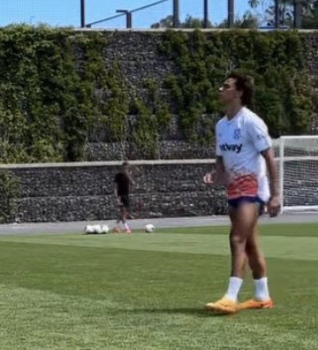 StokeyyG2's tweet image. Joao Felix training in a West Ham top…😳