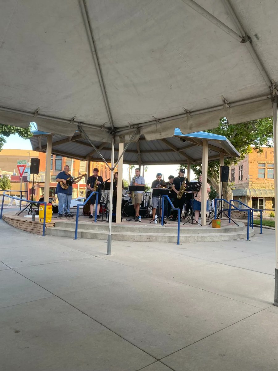 andersonquartet's tweet photo. Support our jazz community here in Farmington, NM. Wednesday nights 7:00 - 9:00 PM at Orchard Park Plaza. Bring your horns. 

DDAT has great outreach programs for communities and schools. Head to https://t.co/BcvHjAUEqO for more details!  

#jazzjams #FarmingtonNM #jazz https://t.co/ZHWweU1CLb