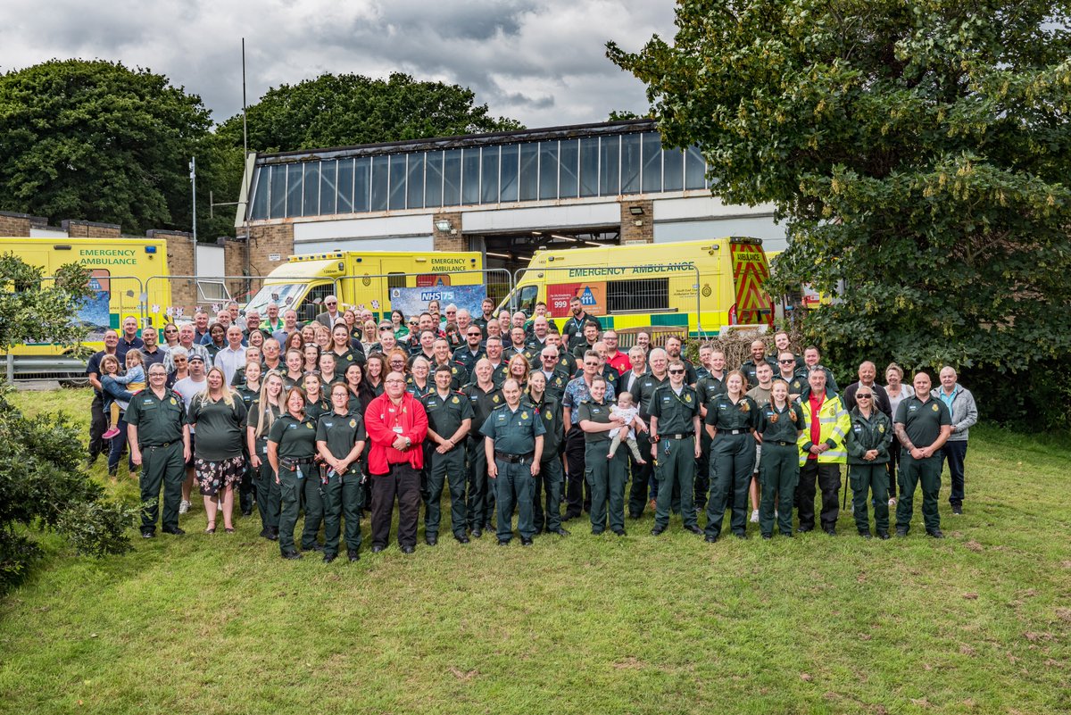 SECAmbulance's tweet photo. We love this amazing photo of Hastings staff, volunteers, families, past and present. Organised by OTL, Neville Bettley, to mark 75 years of the NHS. All part of one green (and CFR red) family! 💚Thanks and photo credit to Simon Newbury. #NHS75 https://t.co/auGbqwy3ZZ