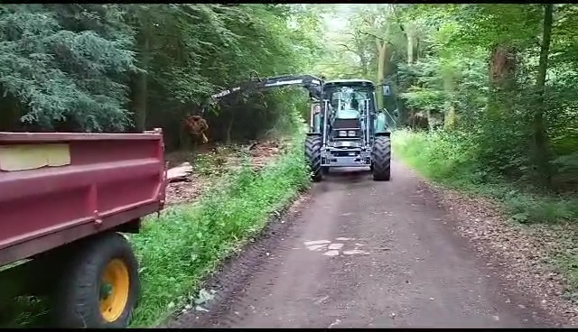 PolesdenLaceyNT's tweet photo. Exciting times out on the estate: we've been #forwarding some of our felled #timber for #milling to make beams and cladding for some of our buildings, stakes and fencing for the estate and products to sell in our wonderful shop! 
#ConservationInAction https://t.co/hDDBcwuhah