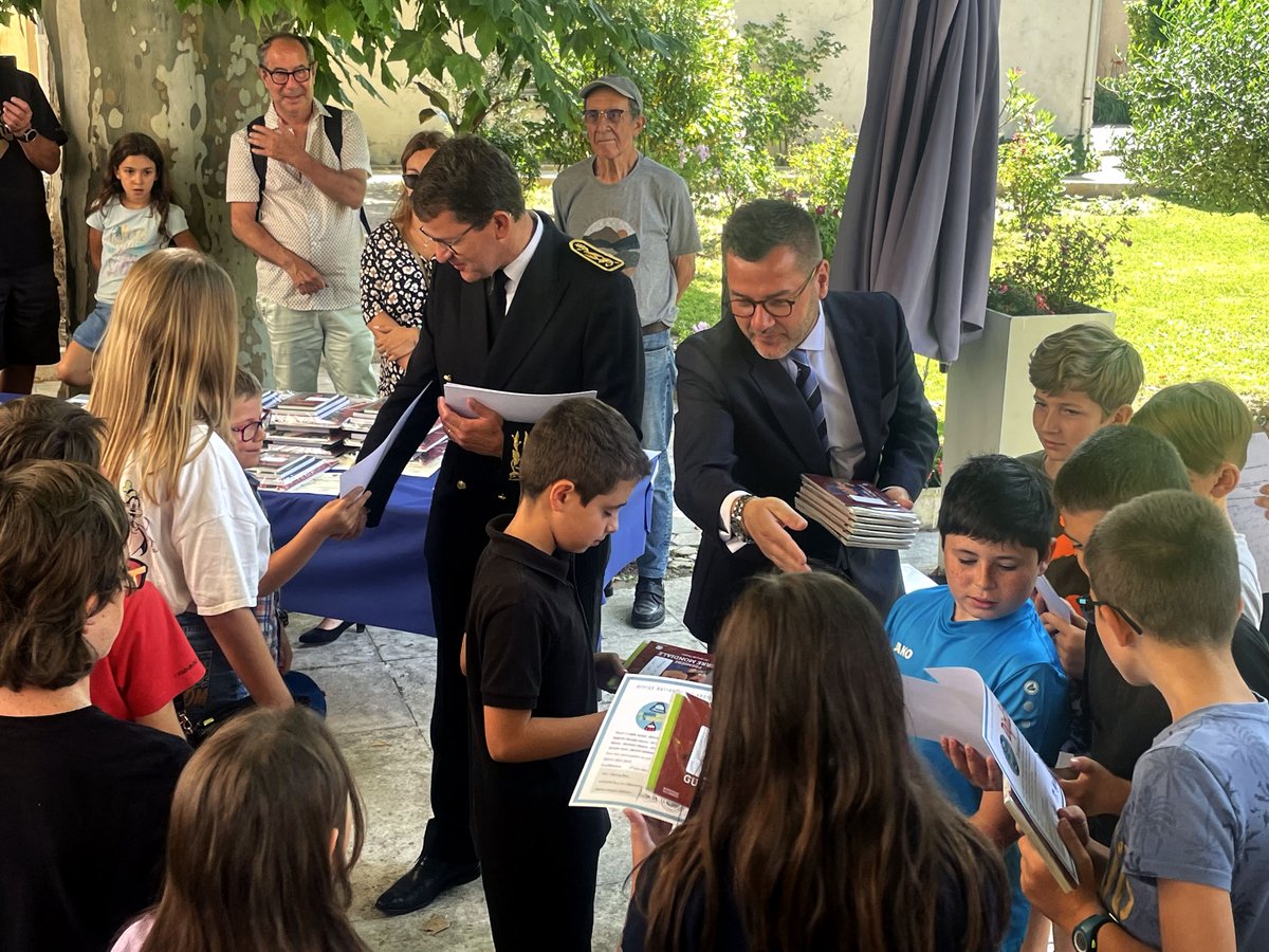 dsden04's tweet photo. Remise des prix 04 du concours national de la résistance et de la déportation #CNRD2023 &amp; du concours Les Petits Artistes de la Mémoire #PAM par le @Prefet04, l'IA @cabbeke &amp; @MMissimilly
👏👏 aux lauréats !
🤩#PAM : L'école les Colombiers à #Manosque représentera @AcAixMarseille https://t.co/ZjIV3gBZOZ