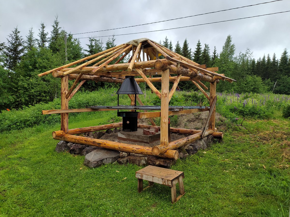 Hiilivarasto tämäkin, grillikatoksen runko. Alaosa lumenmurtomännyistä ja kattoruoteet nuoresta männiköstä. Tähänastiset tarvikkeet ovat löytyneet pystymetsästä ja kivirauniolta. Lisäksi nauloja. 

Seuraavaksi joutuu jo kauppaan. Katemateriaaliksi tulee palahuopa.