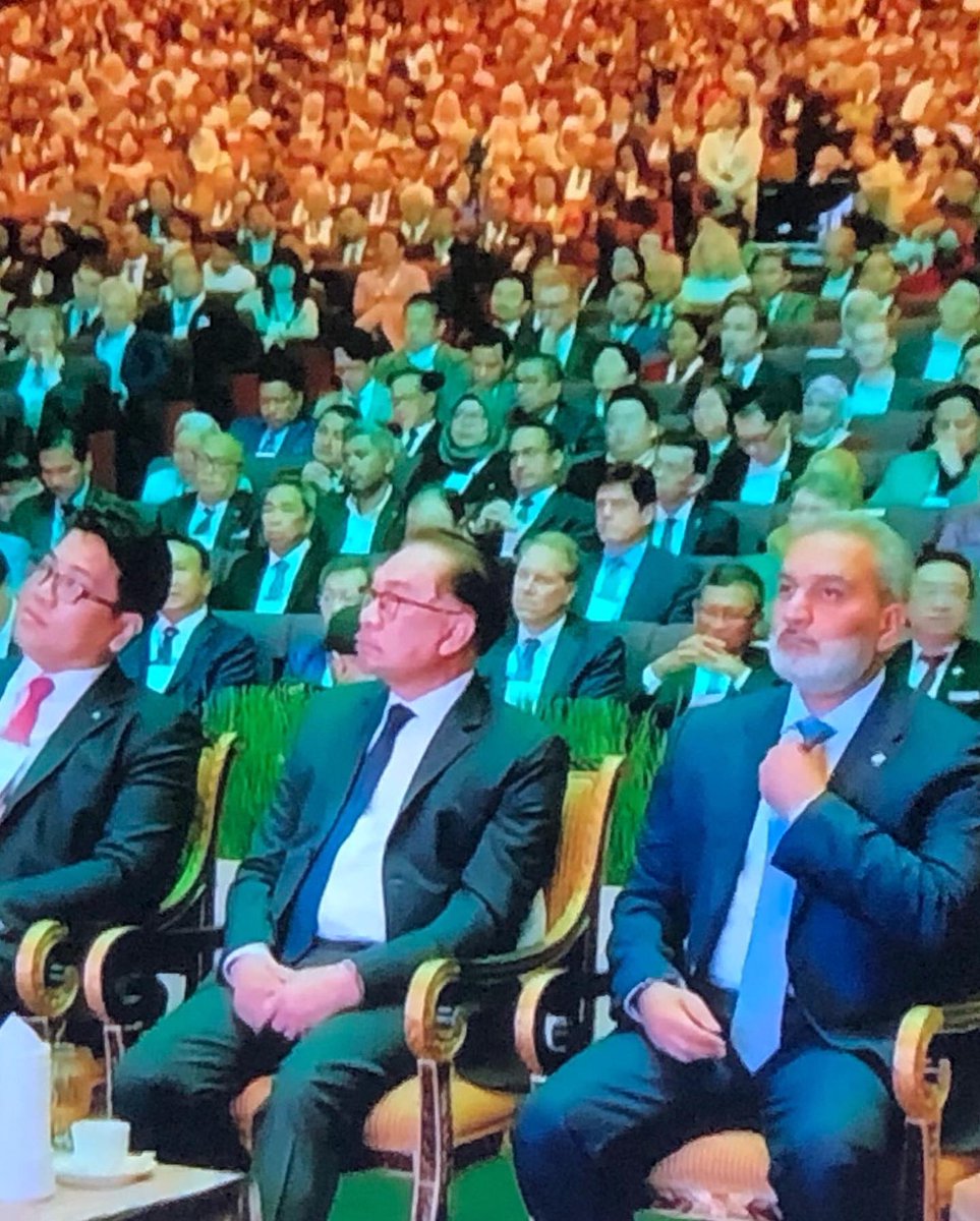 DrMahaAziz's tweet photo. Honored to speak on #NetZero goals through a #globalrisk lens and do a #futureworldorder book signing @EnergyAsia2023 in KL last week! Thank you to @Petronas @SPGCI @CERAWeek for the opportunity to share ideas. #kualalumpur
#wednesdaythought #internationalaffairs #ClimateCrisis https://t.co/pfuzUhGy6z