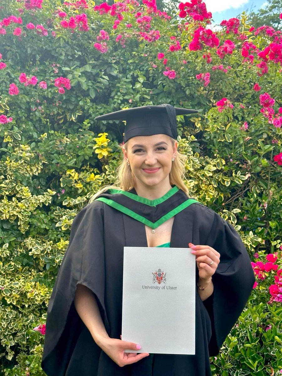 meskutes10's tweet photo. Graduating with a first class honours! 🎉 What a special day… Thank you to these beautiful people for support during these academical years ❤️. #ProudofyouUU #ITTM https://t.co/6DrQQs5Bq5
