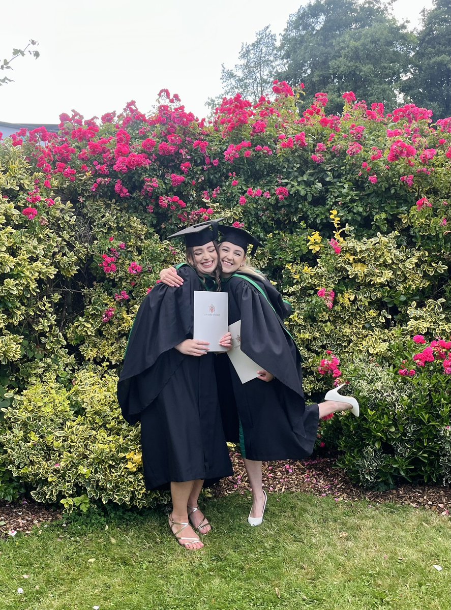 meskutes10's tweet photo. Graduating with a first class honours! 🎉 What a special day… Thank you to these beautiful people for support during these academical years ❤️. #ProudofyouUU #ITTM https://t.co/6DrQQs5Bq5