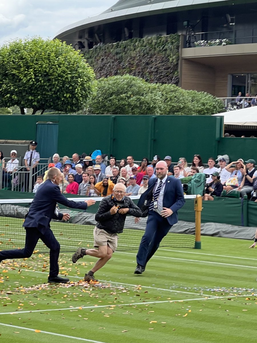 aussie_tennis's tweet photo. Protestors again distrust play!! #Wimbledon #GoAussie #WimbledonChampionships https://t.co/NDIluhmpbX