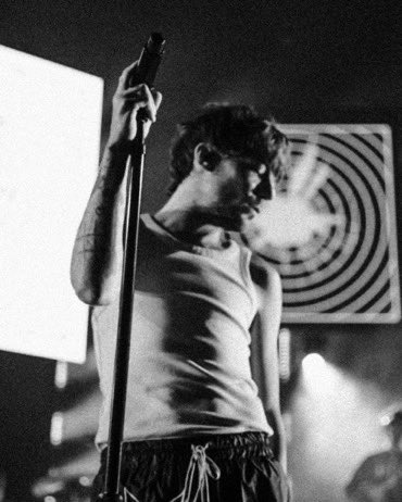 AOTVOnTour's tweet photo. Louis directing the fans. We love the confidence! #FITFPhoenix #FITFWTPhoenix #FITFWorldTour
📸 kylienbrennan https://t.co/xDYZqiclPk