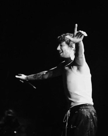 AOTVOnTour's tweet photo. Louis directing the fans. We love the confidence! #FITFPhoenix #FITFWTPhoenix #FITFWorldTour
📸 kylienbrennan https://t.co/xDYZqiclPk