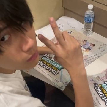 octheocean's tweet photo. ไม่ชอบพวกหน้าหล่อชูสองนิ้วเลยว่ะ เล่นกับใจเราเกินไปปะ 😔 https://t.co/TgEwjaUTyV