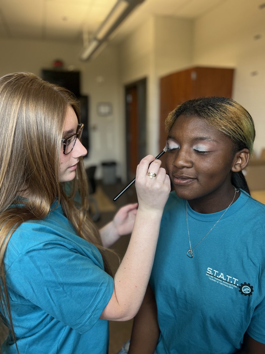 AngelaGAyres's tweet photo. This morning our Makeup Artistry STATT students learned eye shadow application basics and demonstrated this on their classmates. Didn't they do an excellent job?! #makeupartistry #futuremua #stattcamp https://t.co/D28PbENZ73