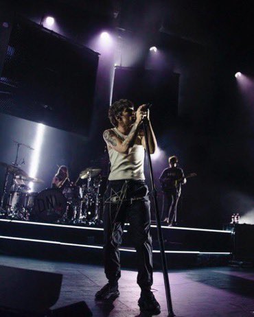 AOTVOnTour's tweet photo. Louis and the microphone stand we all envy. #FITFPhoenix #FITFWTPhoenix #FITFWorldTour
📸 kylienbrennan https://t.co/cSCkQiAlm9