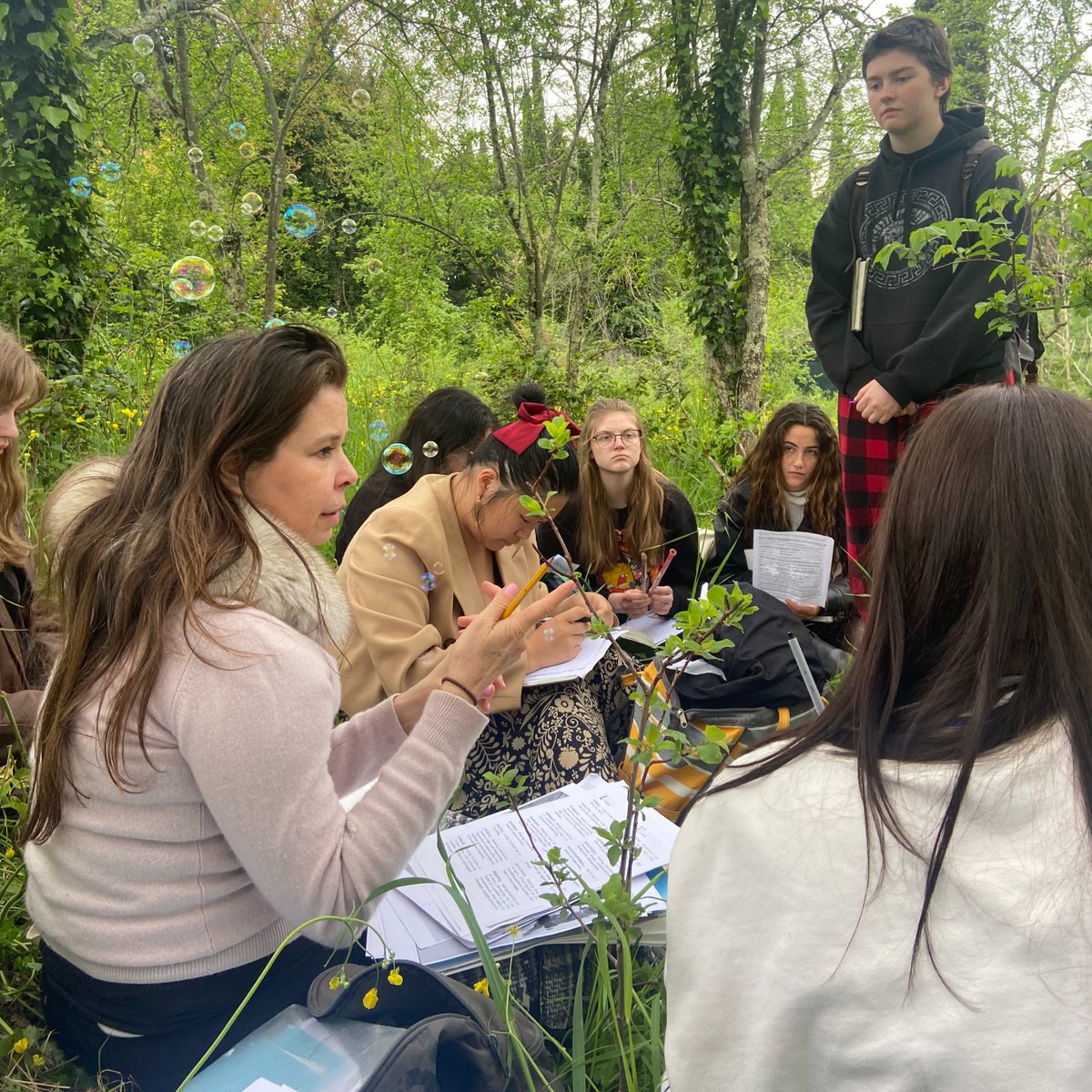 VertoEducation's tweet photo. Class outside >>> class in a classroom 

#freshmanyear #vertoeducation #florenceitaly https://t.co/xkeRNczRJn