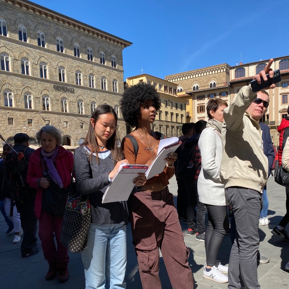 Class outside >>> class in a classroom 

#freshmanyear #vertoeducation #florenceitaly