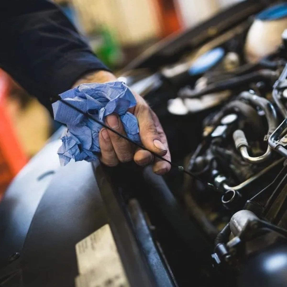 TownCenterAuto's tweet photo. We know you might be on a budget, but did you know that regular oil changes can save you money down the road? Changing out your oil routinely improves your engine's performance, extends its longevity, and helps your car achieve its best gas mileage. #TownCenterAutomotive https://t.co/L84j59brQZ