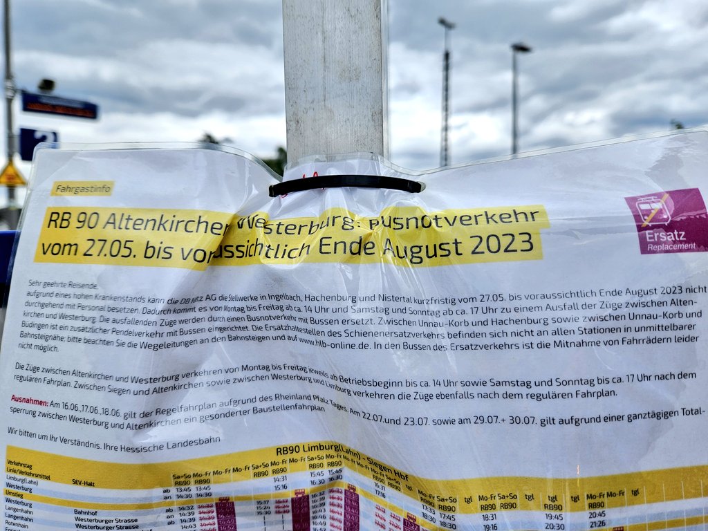 Schienenersatzverkehr bis Ende August.
Weil kein Personal für drei Stellwerke da ist.
Satte zwei Monate.

"Hoher Krankenstand", heißt es.

🧵