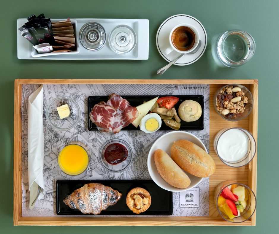 La #colazione della Pensione viene servita in terrazza da Ilaria, Allegra &amp; Viviana - che ogni giorno preparano cappuccini perfetti, macedonie colorate &amp; torte fatte in casa.🍉⁣Prenota ora:
vignamaggio.com/la-pensione