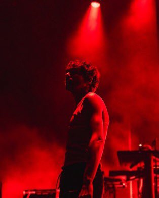 AOTVOnTour's tweet photo. Louis looking radiantly confident onstage #FITFPhoenix #FITFWTPhoenix #FITFWorldTour
📸 4theAgesMedia https://t.co/Qg66iQPWwL