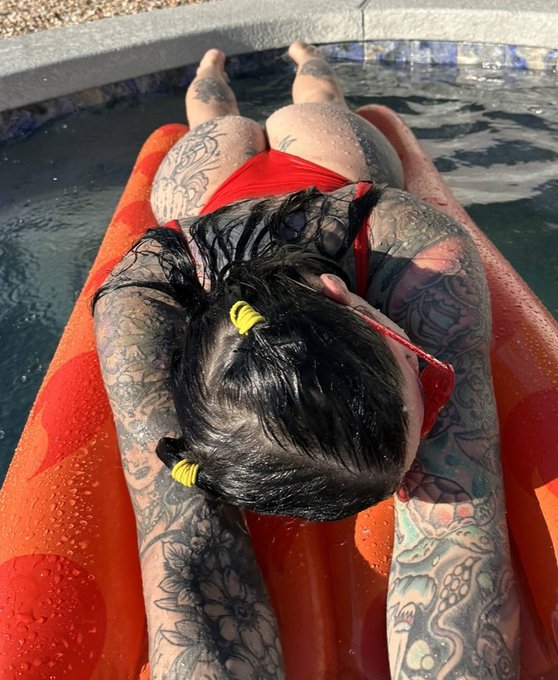 Been really enjoying my new pool 😘 https://t.co/amDDJVHLl5<a href="/tag/ceilingchallenge"class="tags"><span>#ceilingchallenge</span></a>