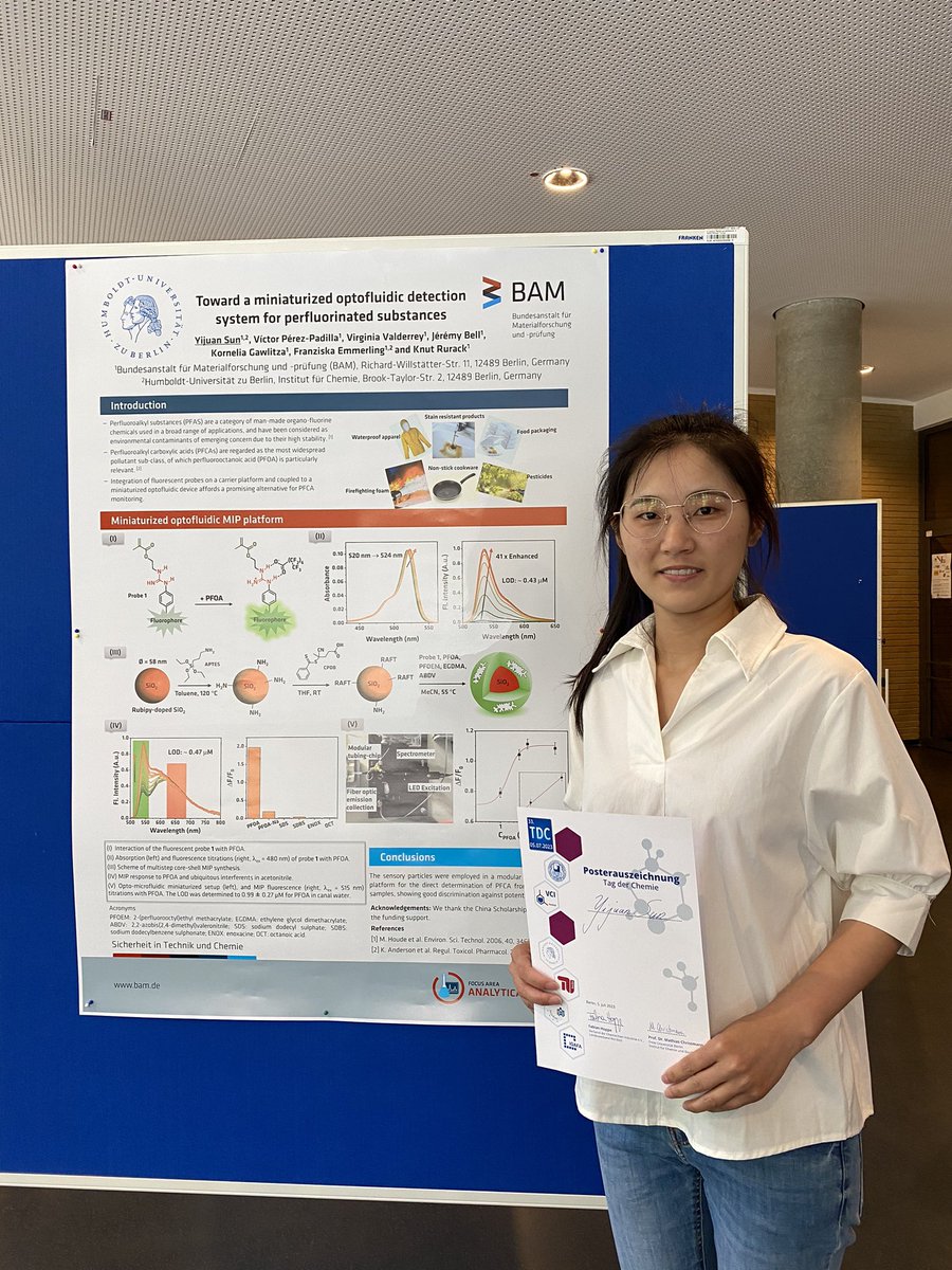 BAMResearch's tweet photo. So sehen #Posterpreis-Sieger*innen des #TDC2023 @Nordostchemie @FU_Berlin aus: Gratulation an @Yijuan_Sun @BAMResearch als eine von 3 Gewinner*innen! 🥳🏆 https://t.co/qCA50wL7OT