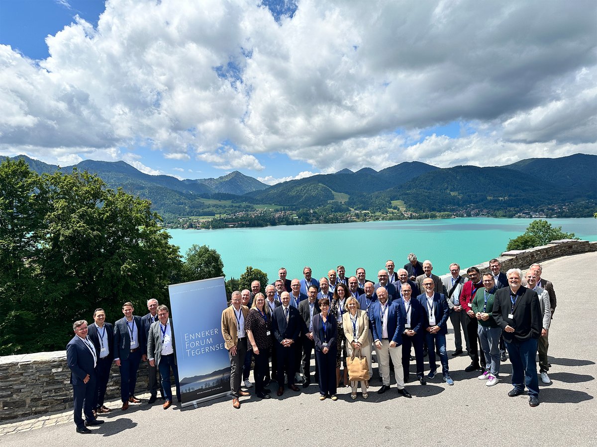 BayStMI's tweet photo. #Expertentagung ‚Enneker-Forum‘ in Tegernsee 👥 🚑

Experten, Entscheidungs- und Innovationsträger aus den Bereichen #Rettungsdienst und klinischer #Akutmedizin diskutieren bei der 3-tägigen Konferenz u. a. über aktuelle Herausforderungen in der #Notfallversorgung. 🏥 https://t.co/NL4hcqI8a2