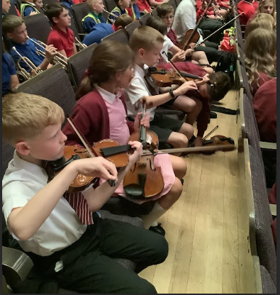 Y5StLukesFrod's tweet photo. Well done Class 5! The children showed their violin skills and joined together with lots of other schools to play with the Halle Orchestra. They played, sang and danced! https://t.co/neoEyiUe3R