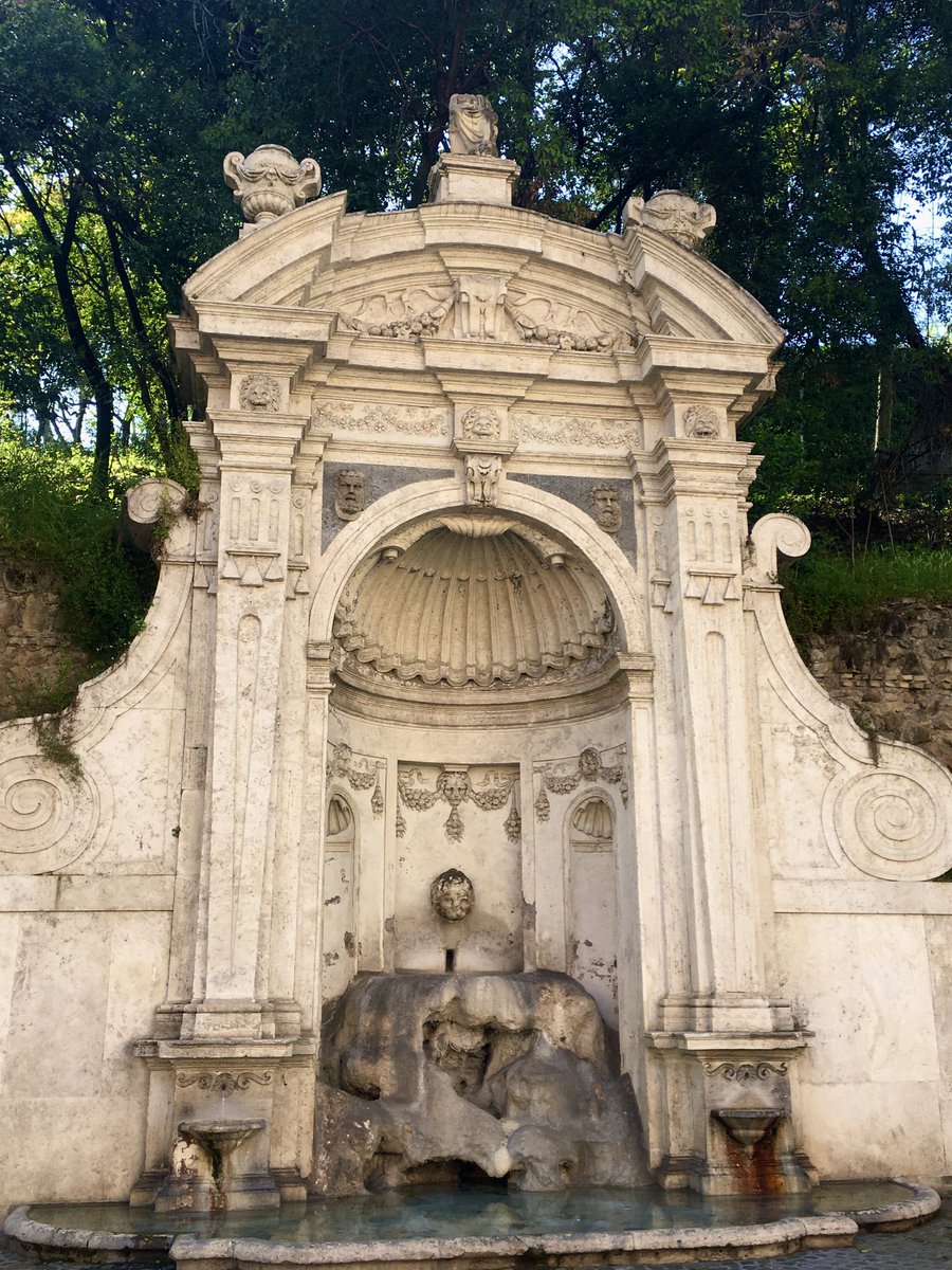 Fontana del Prigione (1587-1590) alle pendici del Gianicolo in #Trastevere . Questa bellissima fontana si trovava nel giardino della grandiosa Villa Montalto Peretti, sull'Esquilino. Quando la Villa fu demolita, la fontana fu smantellata e conservata due volte... #Roma 🤍 #Rome