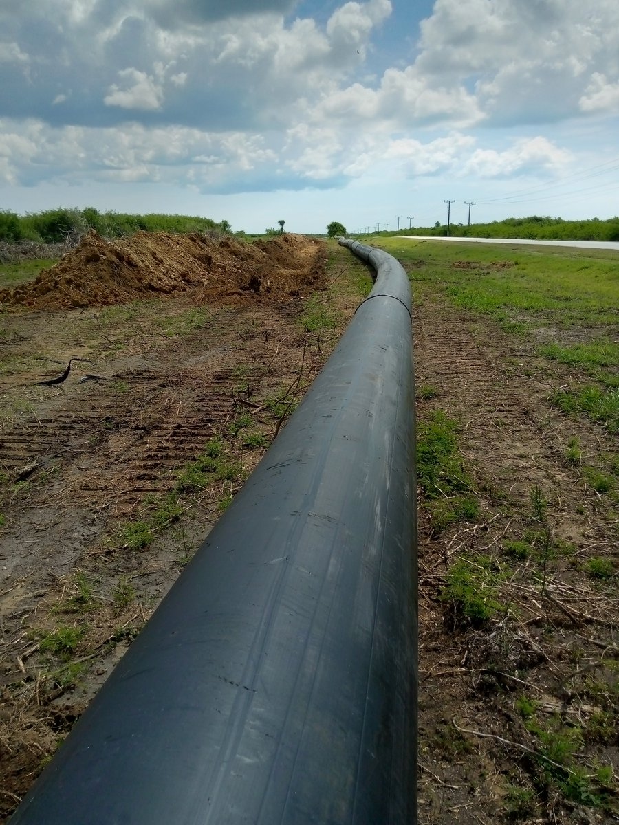 Tuberia de PEAD de 1000 mm instalada en la Conductora Cubano-Bulgara en el territorio de Camaguey. Conducto que favorece a gran escala al abasto de agua de la ciudad cabecera de la provincia.