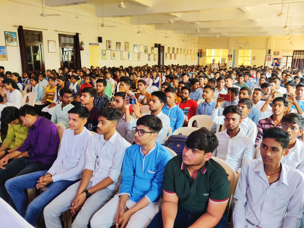 DM_Etah's tweet photo. सरस्वती विद्या मंदिर वरिष्ठ माध्यमिक विद्यालय में आज दैनिक अमर उजाला द्वारा आयोजित "अमर उजाला भविष्य ज्योति" कार्यक्रम में प्रतिभाग कर जनपद के हाईस्कूल एवं इंटरमीडिएट मेधावी विद्यार्थियों को सम्मानित किया। @ChiefSecyUP @UPGovt @CMOfficeUP @AmarUjalaNews https://t.co/Utp33x1N7K