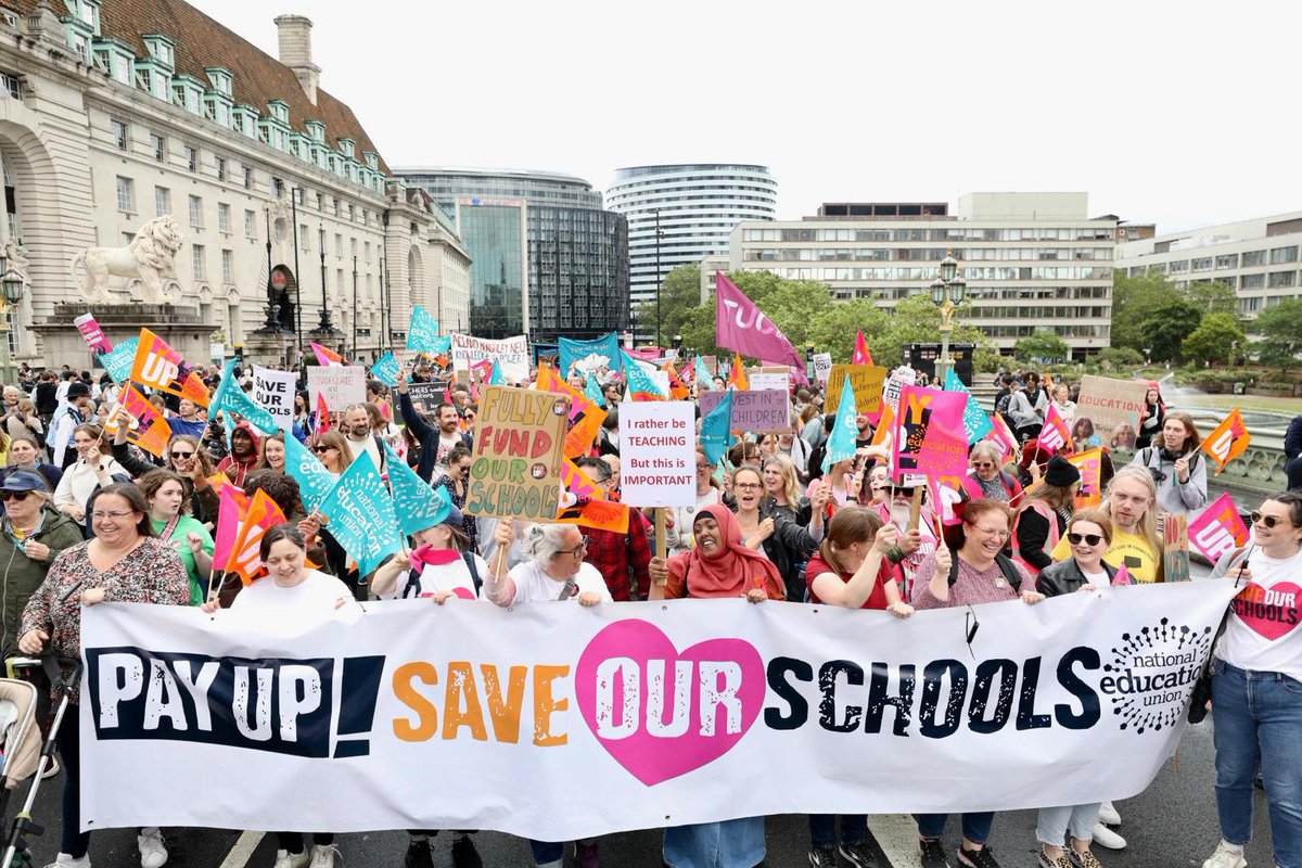 Highlights from today's London #PayUpNow #SaveOurSchools strike demo. If @GillianKeegan wants to stop the strikes, she must restart talks, publish the STRB report & fully fund a decent pay rise that starts to halt the crisis. #DoYourJobGill 📷 @rehanwjamil