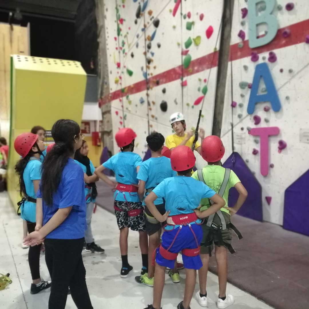 solidaritatSJD's tweet photo. 🧗♀ Els infants i joves assistents al casal d'estiu de la @fundaciobayt van poder enfilar-se pels rocòdroms de #Climbat i veure-ho tot des de ben amunt! El centre va obrir-los les seves portes, i van gaudir d'una jornada d'escalada aquest dilluns passat de manera gratuïta 😍. https://t.co/Uir5jZhNAK