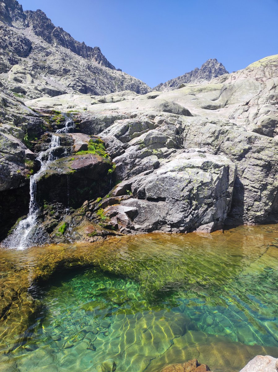riamarcs's tweet photo. @andonimendoz Acabamos de estar en #Gredos, laguna Grande y Esmeralda, #Navarredonda, #Navacepeda de Tormes ...y de nuevo vuelvo sorprendida por la belleza , frescor y paz de sus paisajes https://t.co/btrRDOH0kv