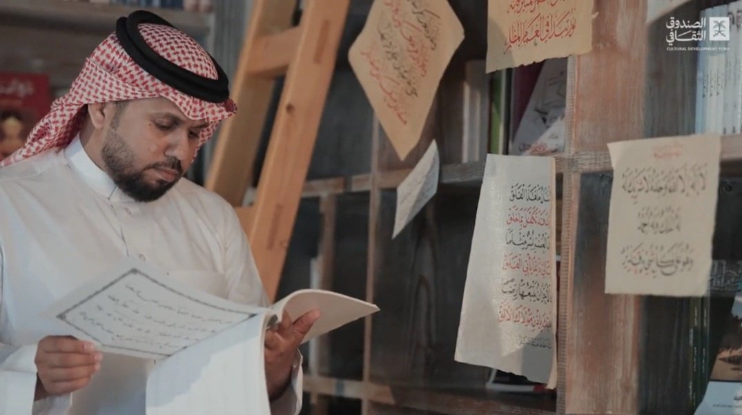 ستقرأ كثيرًا ..وستَرِد عليك أسئلة لن تجد جوابها فيما قرأت !!
لكن ستجد الجواب في تقلبات الزمان، وتلوّنات البشر، وتناقضات الحياة !!