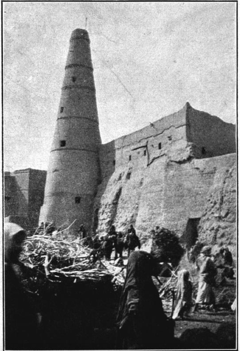 منارة جامع عنيزة الكبير، 
التقطها د.لويس ديم خلال زيارته لعدد من قرى نجد، ويظهر بجانب المنارة الجميلة الفارعة بالطول التي هندسها الستاد إبراهيم بن صالح عدد من المتسوقين والبائعين من الرجال والنساء والأطفال ويبدولي أن أحدهم بائع للحطب.
📸
#عنيزة
1923/١٣٤٢
نشرت في سجل عام 1924 
N.A